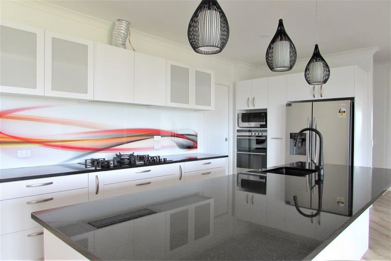 Photo of property in 14 Cessna Way, Newlands, Wellington, 6037