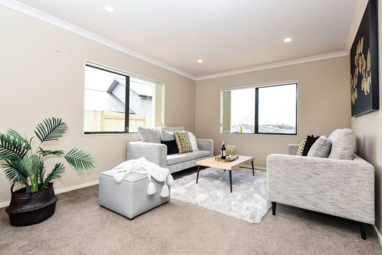 Photo of property in 90 Farnborough Drive, Grandview Heights, Hamilton, 3200