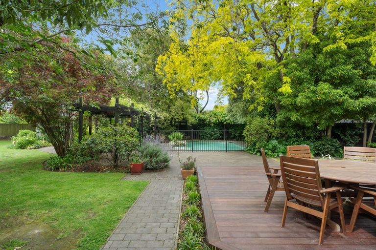 Photo of property in 16 Felstead Place, Avonhead, Christchurch, 8042