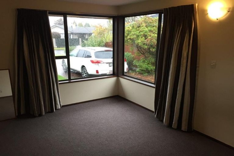 Photo of property in 12 Harkness Place, Avonhead, Christchurch, 8042