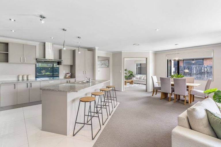 Photo of property in 10 Drumkeen Place, Rosehill, Papakura, 2113