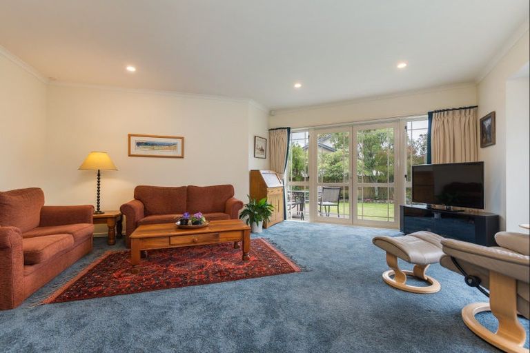 Photo of property in 6 La Lena Grove, Fitzherbert, Palmerston North, 4410
