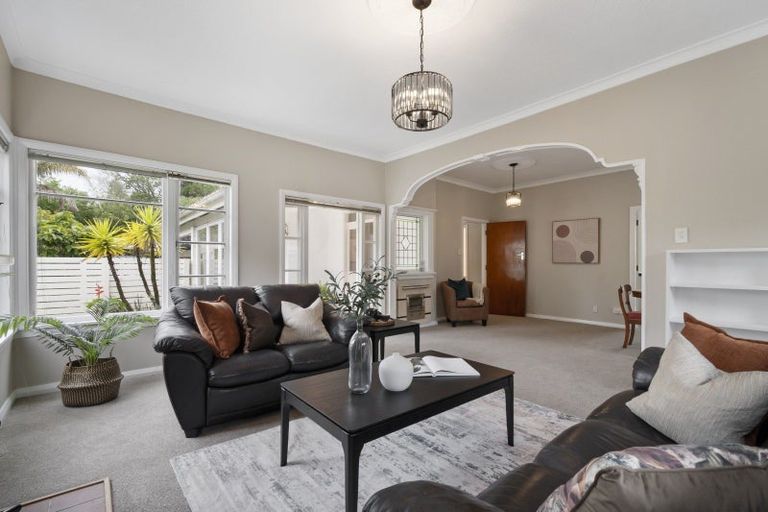 Photo of property in 5 Aokautere Drive, Fitzherbert, Palmerston North, 4410