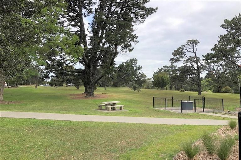 Photo of property in 4/2 Godley Road, Green Bay, Auckland, 0604