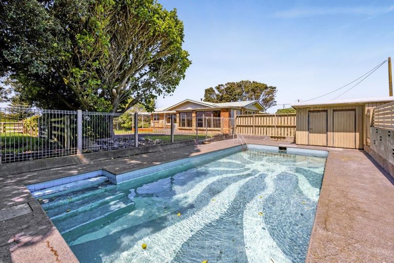 Photo of property in 1904 South Road, Kaupokonui, 4678
