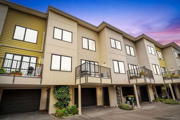 Photo of property in Te Kakariki Apartments, 6/6 Wellington Road, Paekakariki, 5034