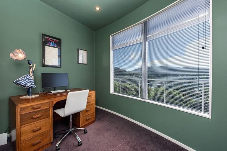 Photo of property in 9 Caughley Grove, Karori, Wellington, 6012