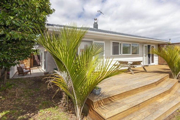 Photo of property in 9 Nugget Grove, Raumati Beach, Paraparaumu, 5032