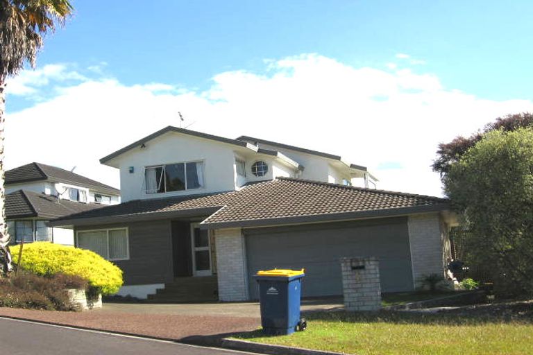 Photo of property in 4 St Lucia Place, Unsworth Heights, Auckland, 0632