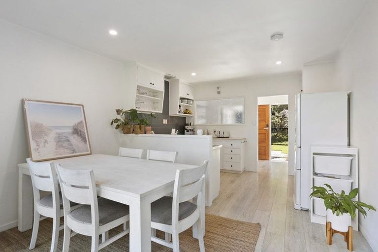 Photo of property in 35 Takahe Road, Titirangi, Auckland, 0604