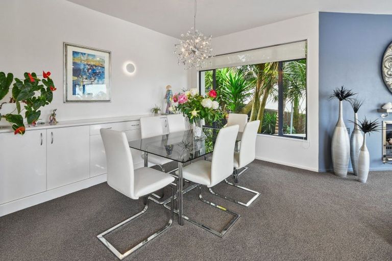 Photo of property in 6 Ribbonwood Crescent, Goodwood Heights, Auckland, 2105