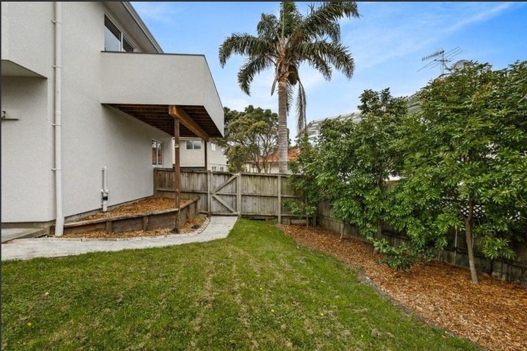 Photo of property in 5 Oystergrove Road, West Harbour, Auckland, 0618