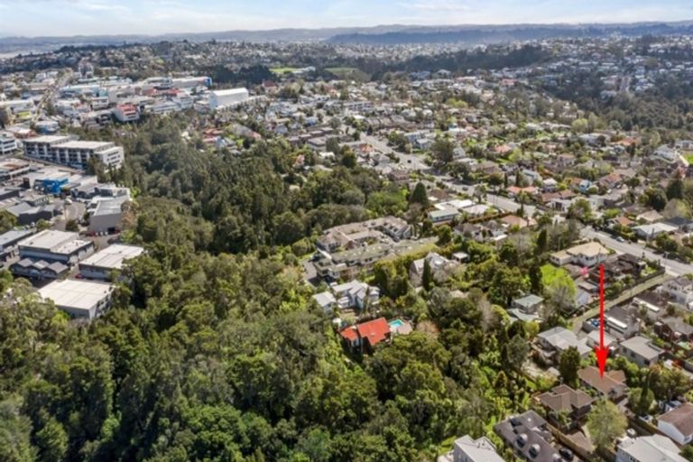 Photo of property in 2/5 Wernham Place, Northcote, Auckland, 0626