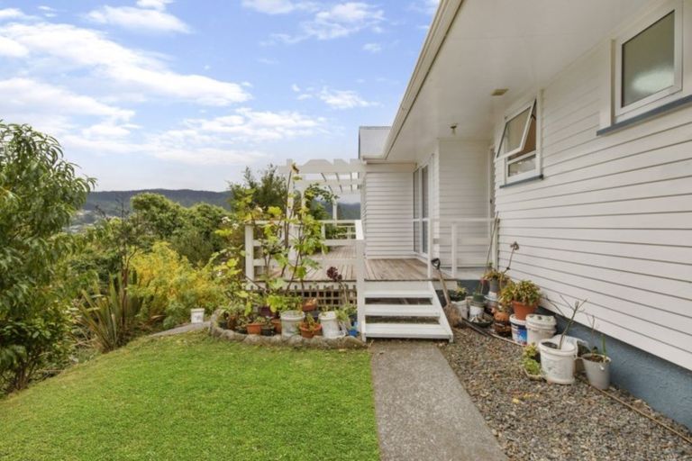 Photo of property in 24 Bartlett Grove, Tawa, Wellington, 5028