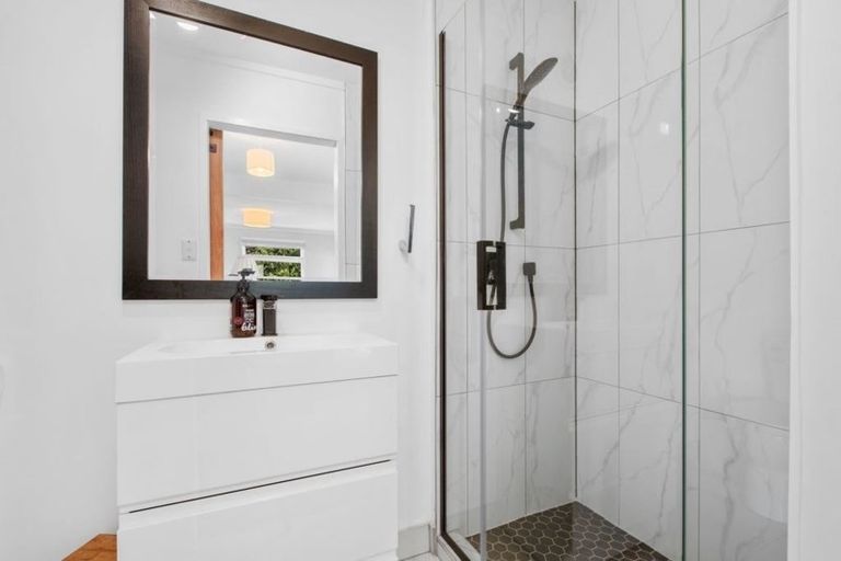 Photo of property in 1/6 Reynolds Place, Torbay, Auckland, 0630