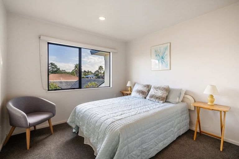 Photo of property in 12 Tyrico Close, Unsworth Heights, Auckland, 0632
