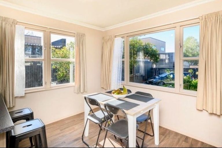 Photo of property in 2a Lowestoft Place, West End, Palmerston North, 4412