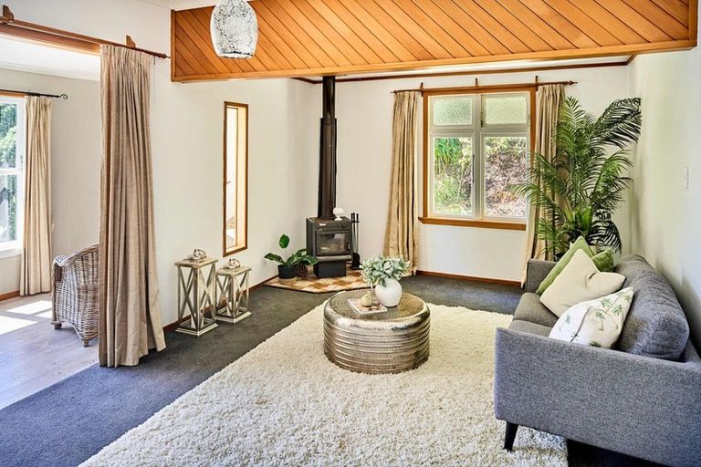 Photo of property in 12 Grays Road, Plimmerton, Porirua, 5026