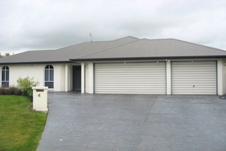 Photo of property in 4 Thicket Close, Redwood, Christchurch, 8051