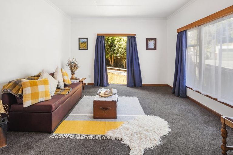 Photo of property in 87 Northland Road, Northland, Wellington, 6012