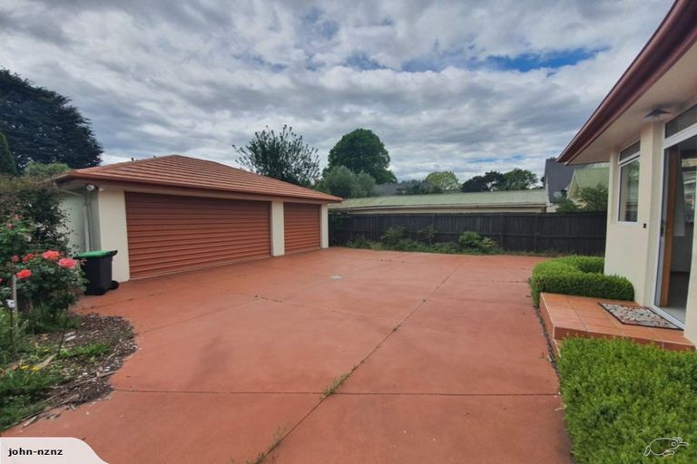 Photo of property in 74 Straven Road, Fendalton, Christchurch, 8014