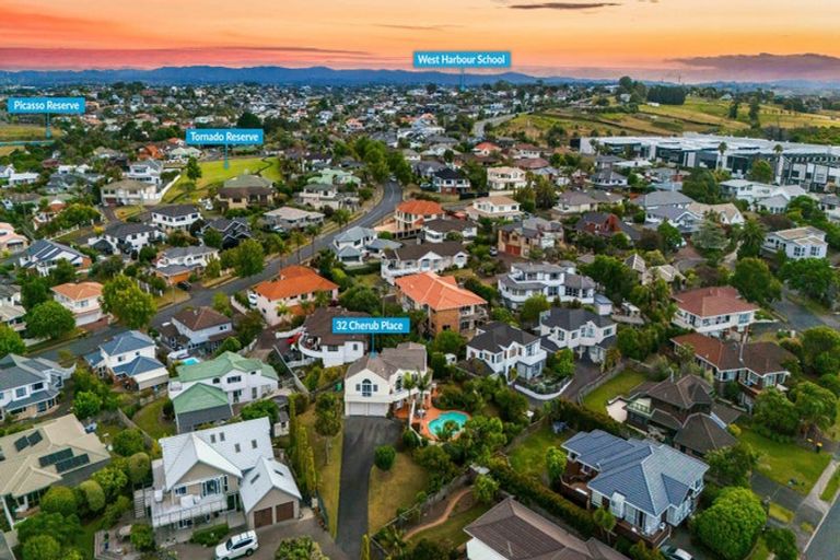 Photo of property in 32 Cherub Place, West Harbour, Auckland, 0618