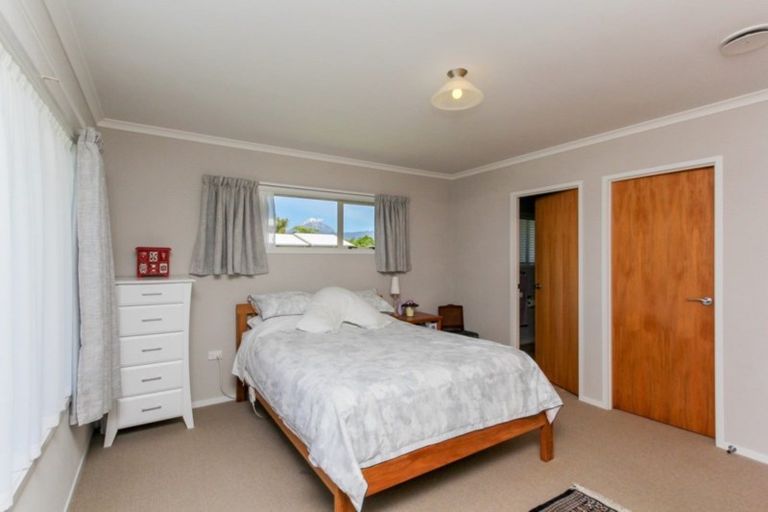 Photo of property in 18 Veale Road, Frankleigh Park, New Plymouth, 4310