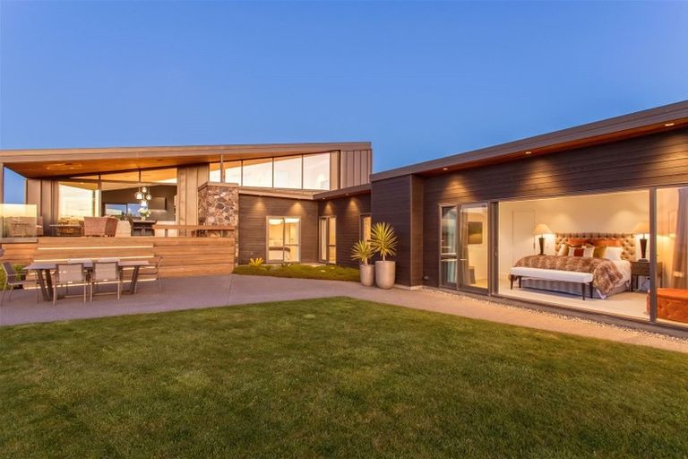 Photo of property in 3 Inverness Lane, Redcliffs, Christchurch, 8081