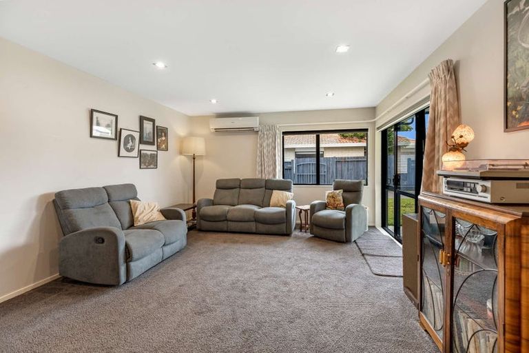 Photo of property in 17 Woburn Place, Takaro, Palmerston North, 4412