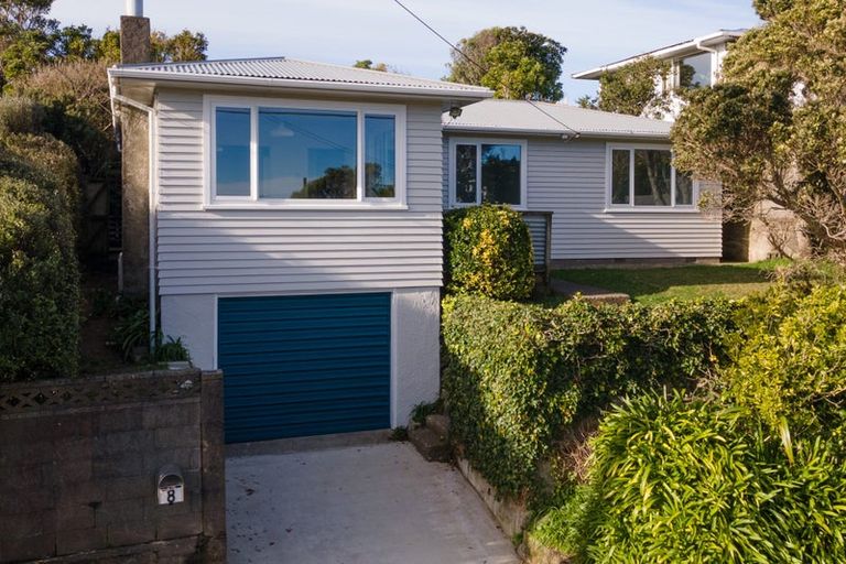 Photo of property in 8 Brooker Grove, Newlands, Wellington, 6037