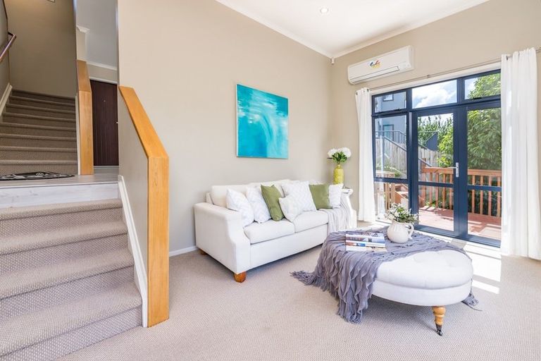 Photo of property in 5 Sonoma Crescent, Oteha, Auckland, 0632