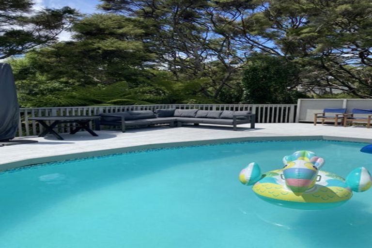 Photo of property in 27 Aplin Place, Birkdale, Auckland, 0626