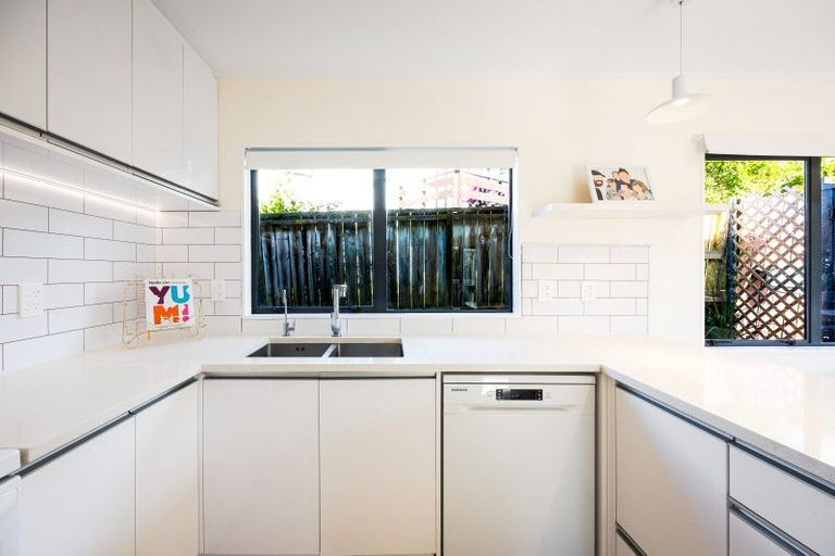 Photo of property in 15b Greta Place, Stanmore Bay, Whangaparaoa, 0932