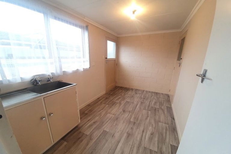 Photo of property in 16 Westmere Place, Takaro, Palmerston North, 4412