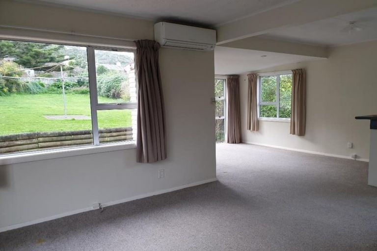 Photo of property in 1 Wakefield Terrace, Tawa, Wellington, 5028