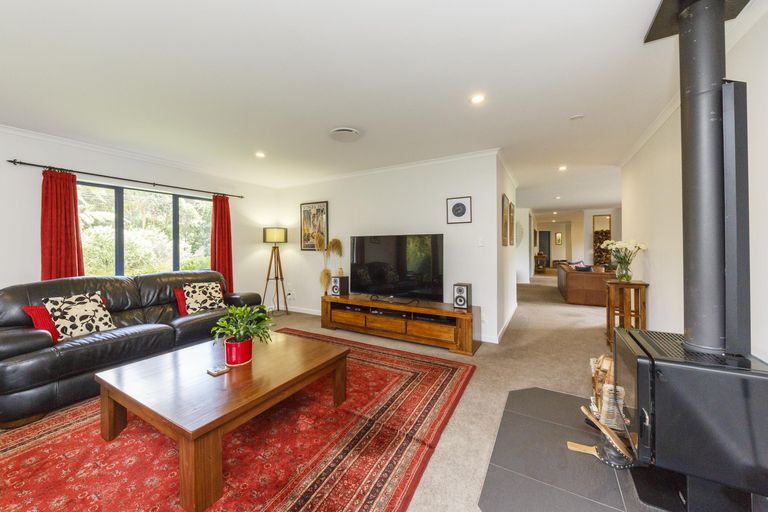 Photo of property in 57 Waicola Drive, Fitzherbert, Palmerston North, 4471