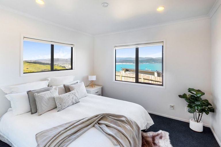 Photo of property in 24 Bennett Grove, Newlands, Wellington, 6037