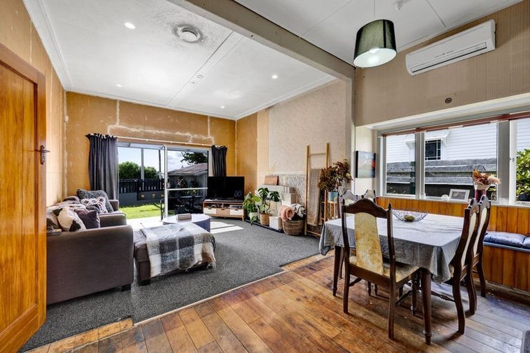 Photo of property in 19 Clifford Street, Hawera, 4610