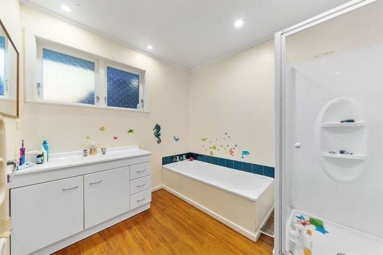 Photo of property in 15 Lane Crescent, Tawa, Wellington, 5028