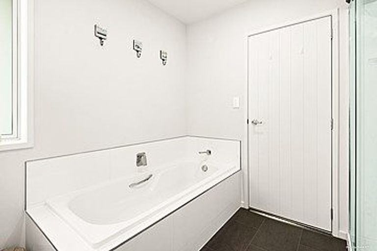 Photo of property in 17 Modello Lane, Waiuku, 2123