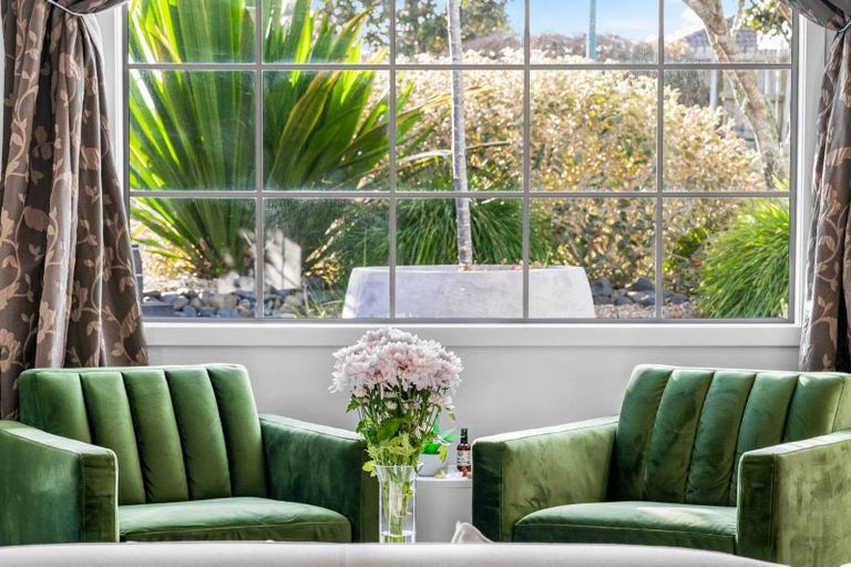 Photo of property in 52 Rising Parade, Fairview Heights, Auckland, 0632