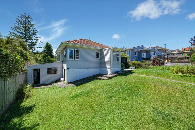 Photo of property in 70 Savoy Road, Glen Eden, Auckland, 0602