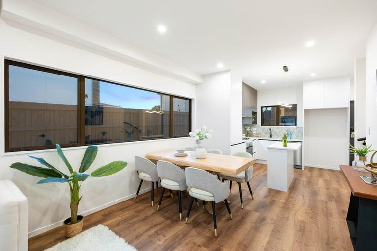 Photo of property in 2/81 Vodanovich Road, Te Atatu South, Auckland, 0610