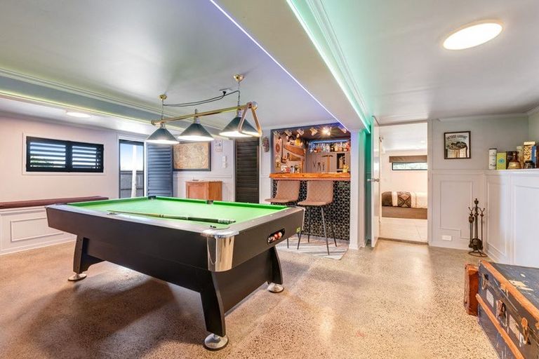 Photo of property in 15 Leiden Place, Totara Vale, Auckland, 0629