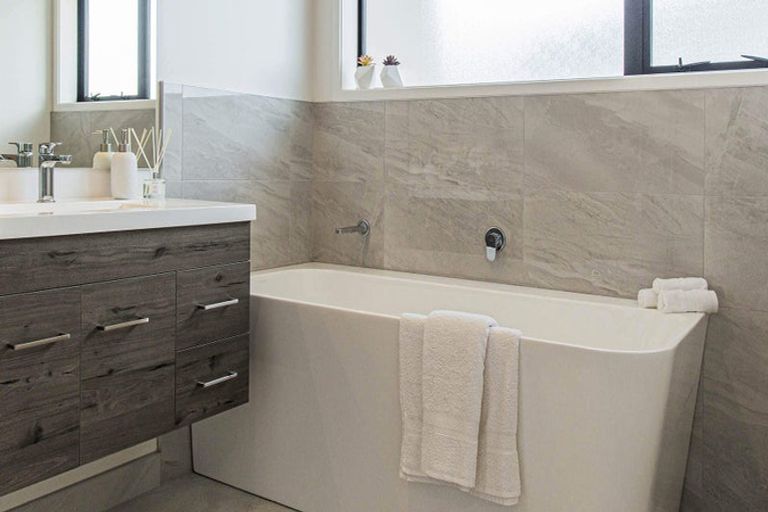 Photo of property in 13 Te Taniwha Road, One Tree Point, 0118