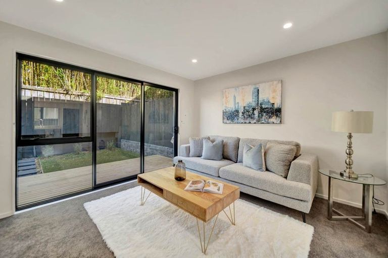 Photo of property in 2/106 Triangle Road, Massey, Auckland, 0614