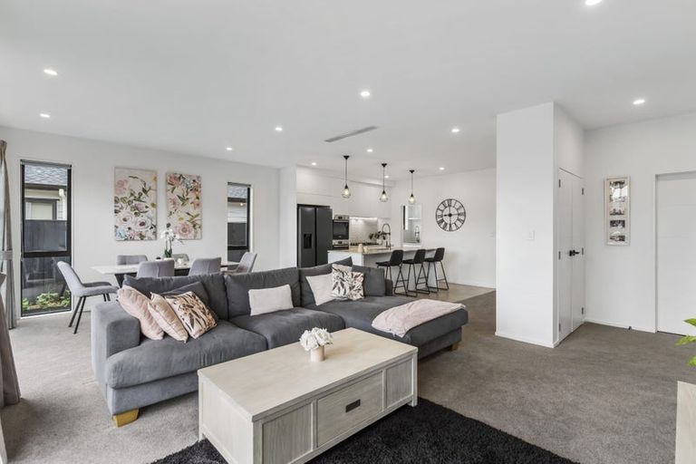 Photo of property in 10 Huaota Place, Botany Downs, Auckland, 2010