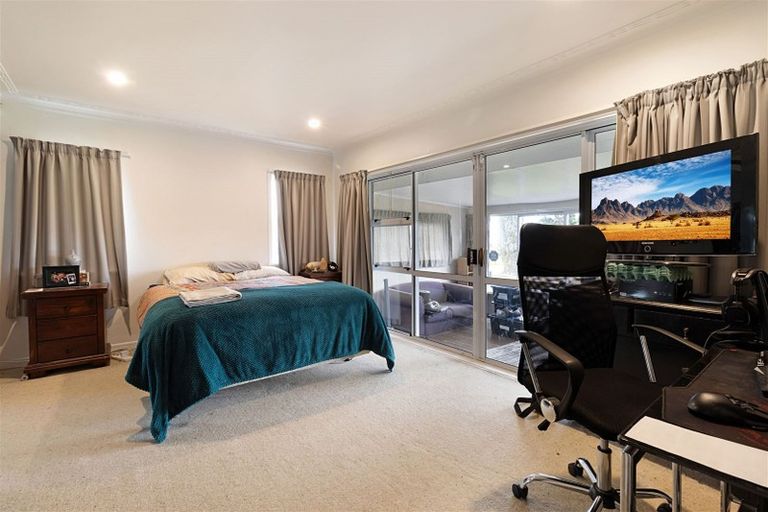 Photo of property in 21 Martin Place, Kelston, Auckland, 0602