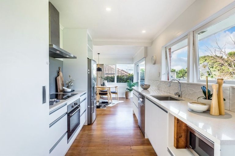 Photo of property in 33 Pupuke Road, Birkenhead, Auckland, 0627