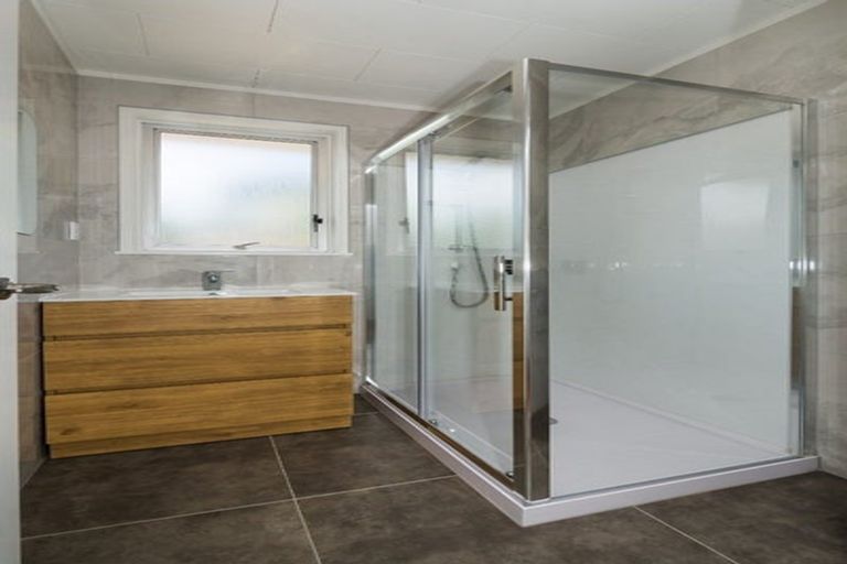 Photo of property in 13 Normanton Street, Glenfield, Auckland, 0629